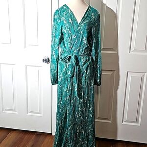 BOOHOO, Long lovely robe or street wear.‎ Green/blue. Size medium.